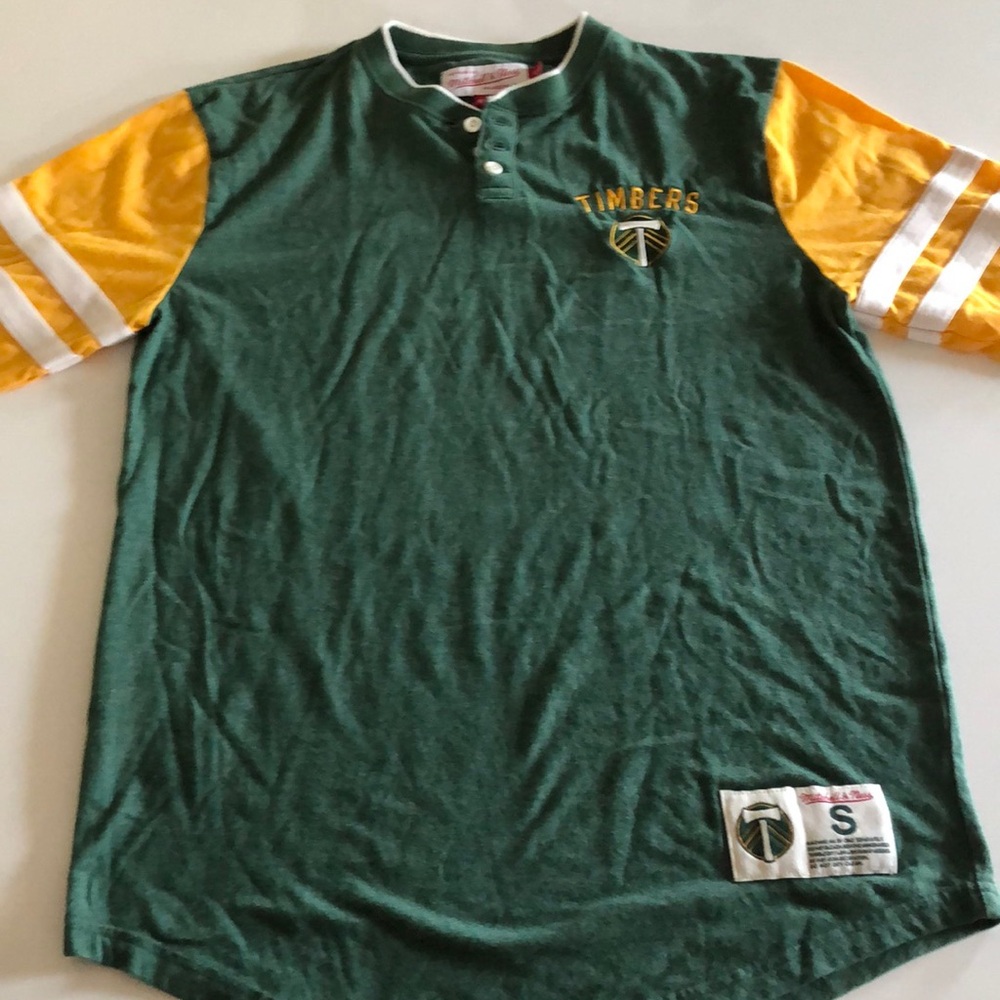 MENS Timbers three-quarter sleeve shirt. Size small.